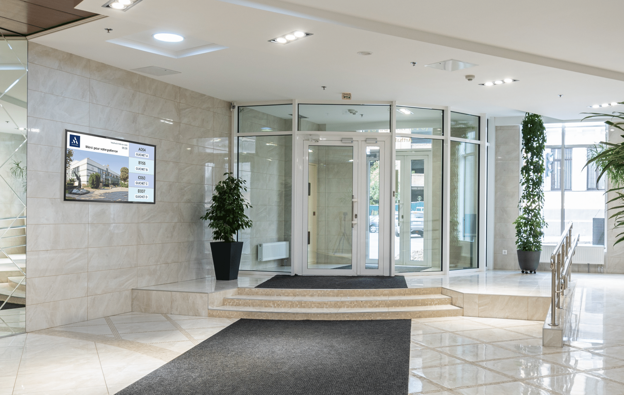 Ecran FLEXWAITii pour gérer les files d'attente en Collectivité dans un hall blanc avec des portes vitrées