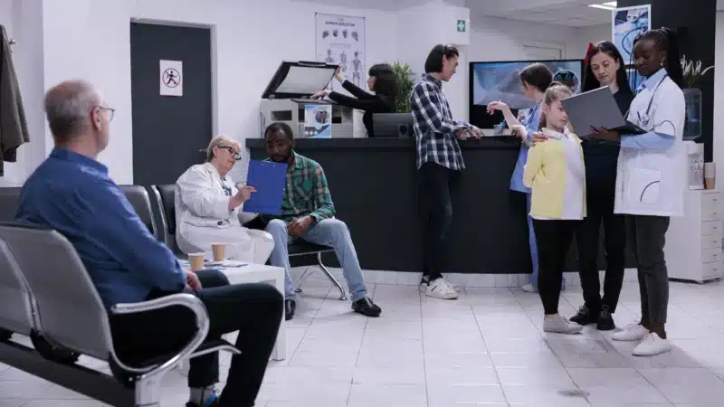 Comment mettre en place la gestion de file d’attente dans mon établissement de santé ?