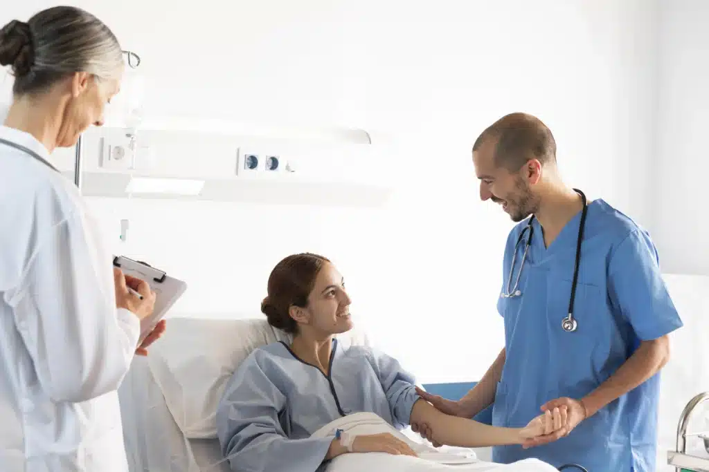 Image mettant en scène des soignants avec un patient pour représenter l'appel malade intelligent