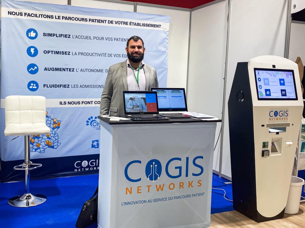 Image du stand cogis au congres de lille avec une borne d'accueil