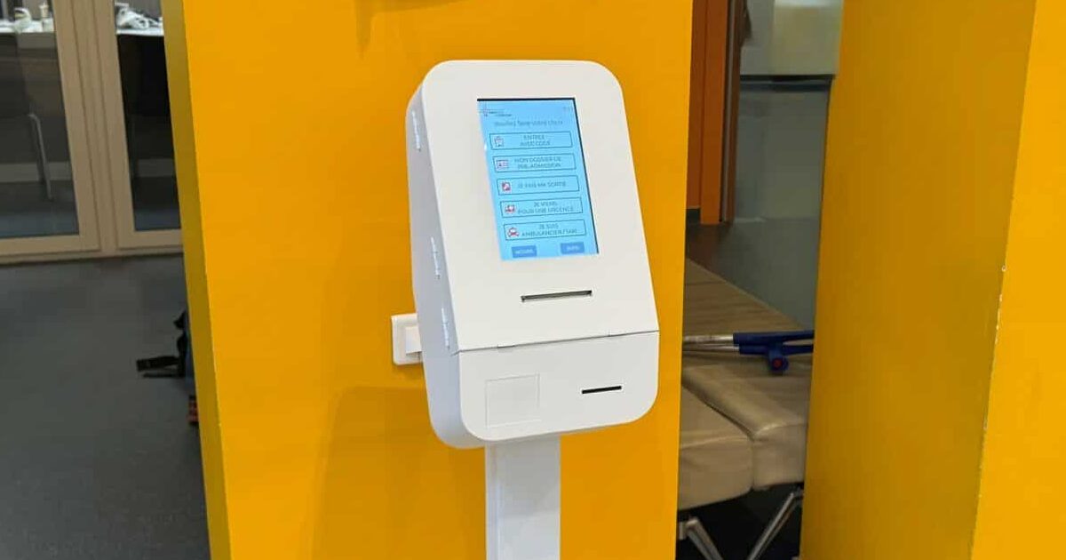 Borne de gestion de file d'attente au Médipôle de Savoie