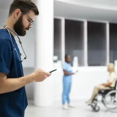 Quels sont les types d’établissements devant mettre en place une application de guidage indoor ? 